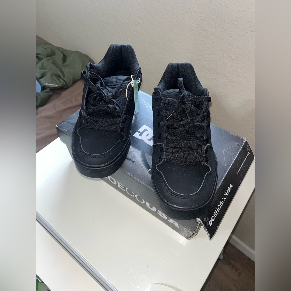 DC Black Sneakers Sleek Design Comfort